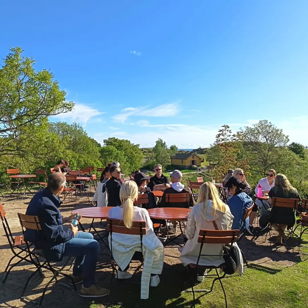 Suomenlinna late summer sun 🌞 #happyguidehelsinki 💚 #greenactivities #sustainabletravelfinland @suomenlinnaofficial @myhelsinki @thisisfinlandofficial @ourfinland @helsinki