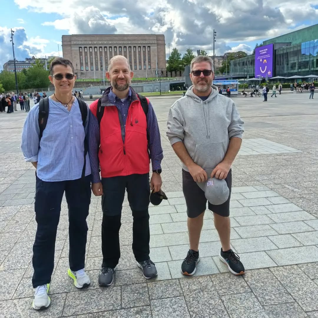 Sharing all the colors of Finland sky with these @eurohostelhelsinki visitors. So it must be…