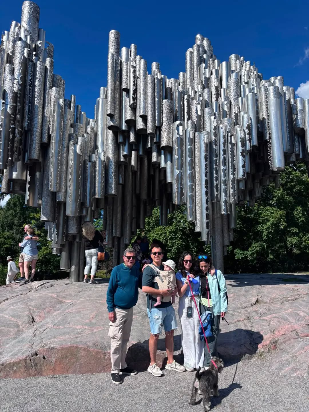 Families familias Finland 🌞 #happyguidehelsinki 💚 #greenactivities #sustainabletravelfinland @thisisfinlandofficial @ourfinland @myhelsinki @helsinki #sibeliusmonument